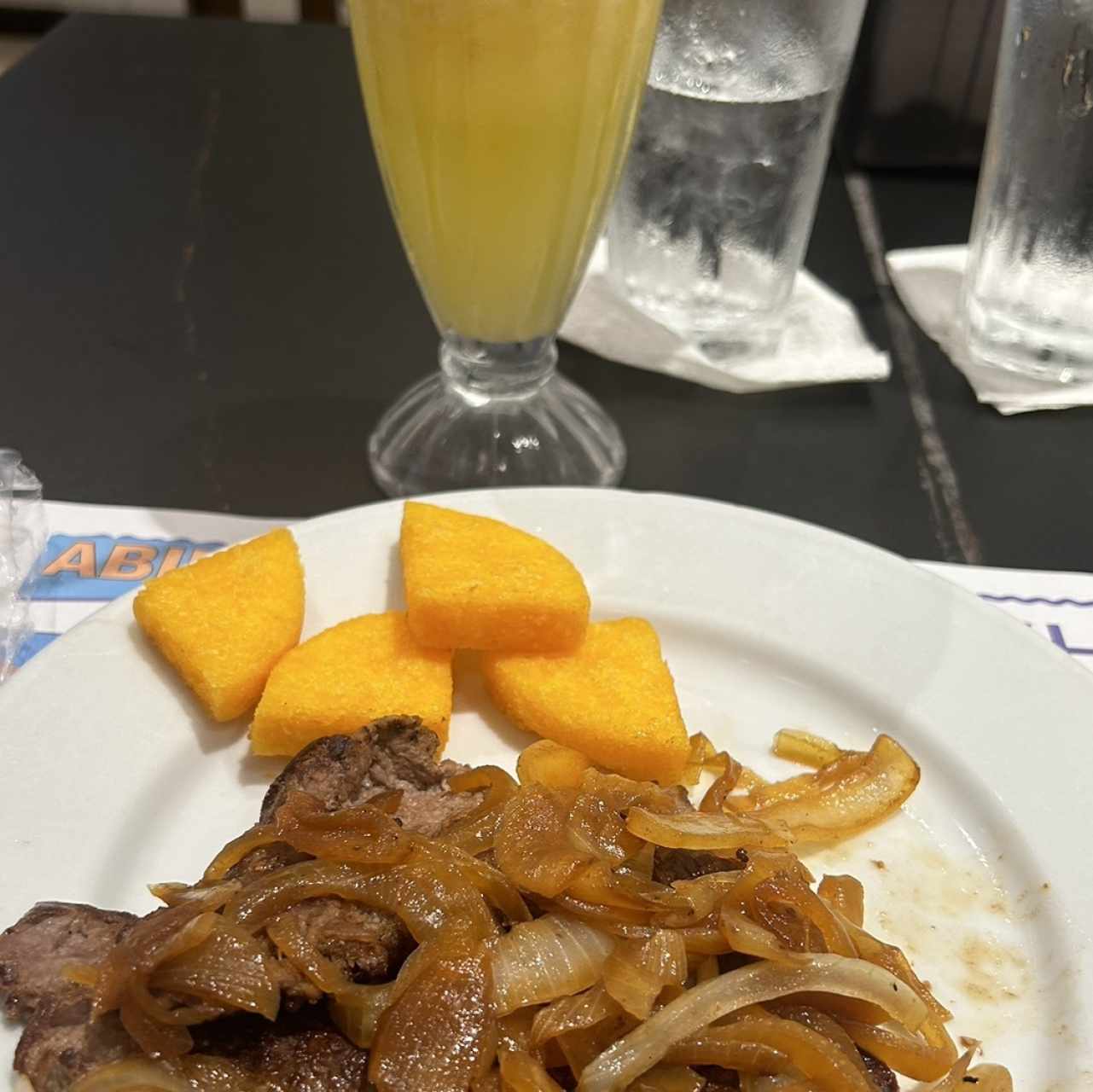 Bistec de Carne Encebollado