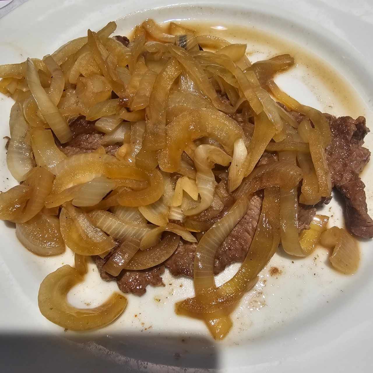 Bistec de Carne Encebollado