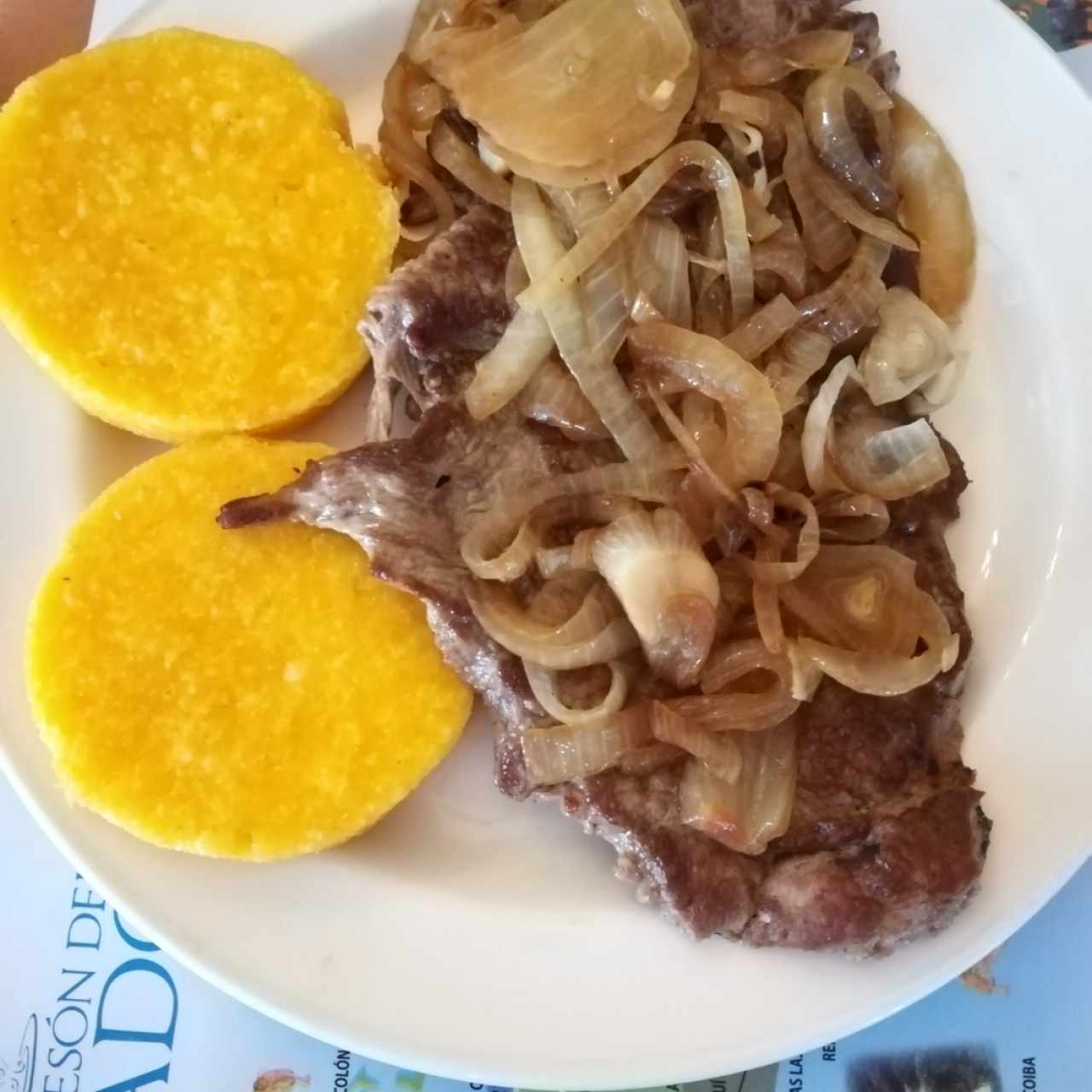 Bistec encebollada con tortillas