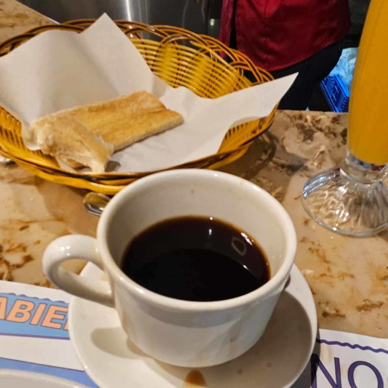 café y pan de cortesía 