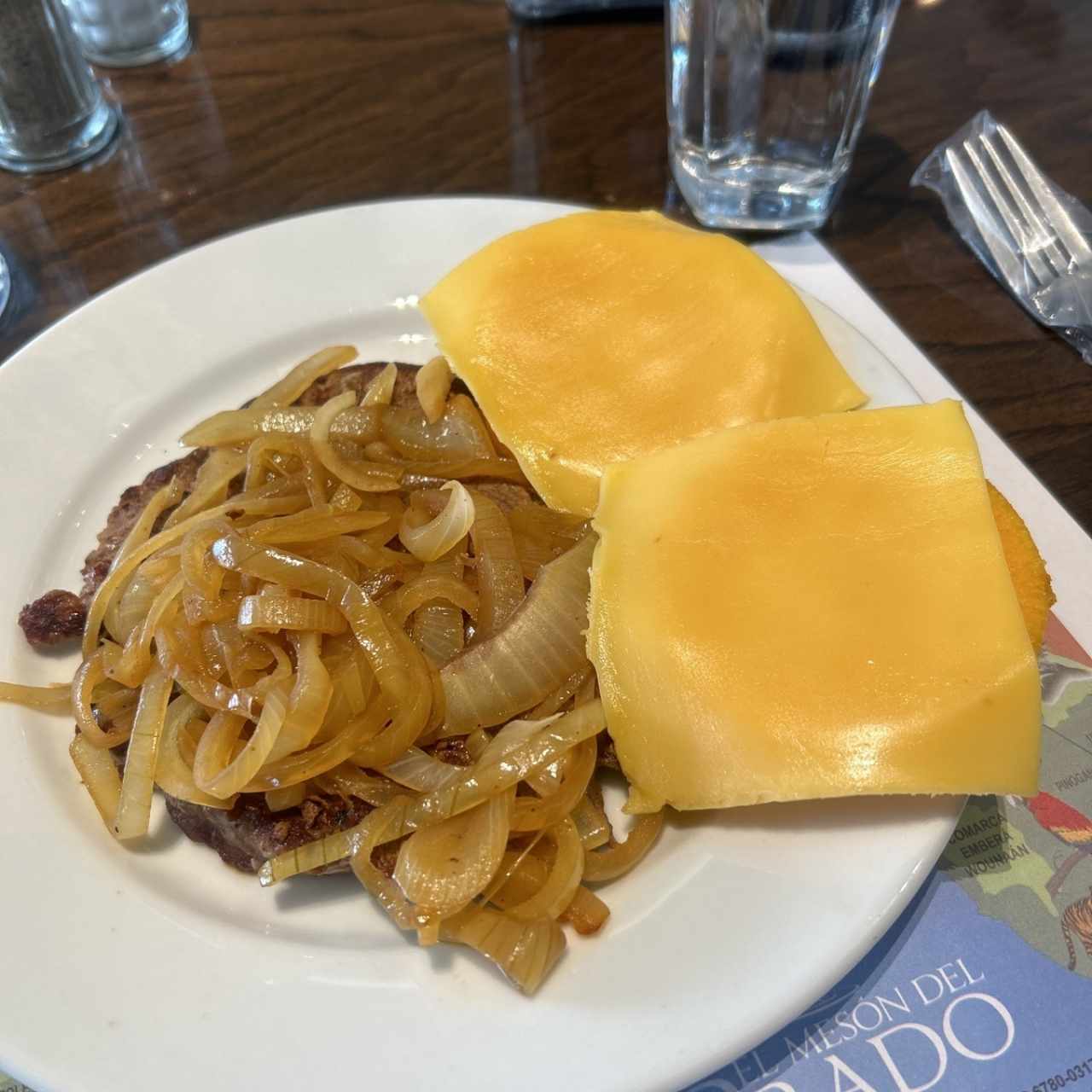 Bistec de Carne Encebollado