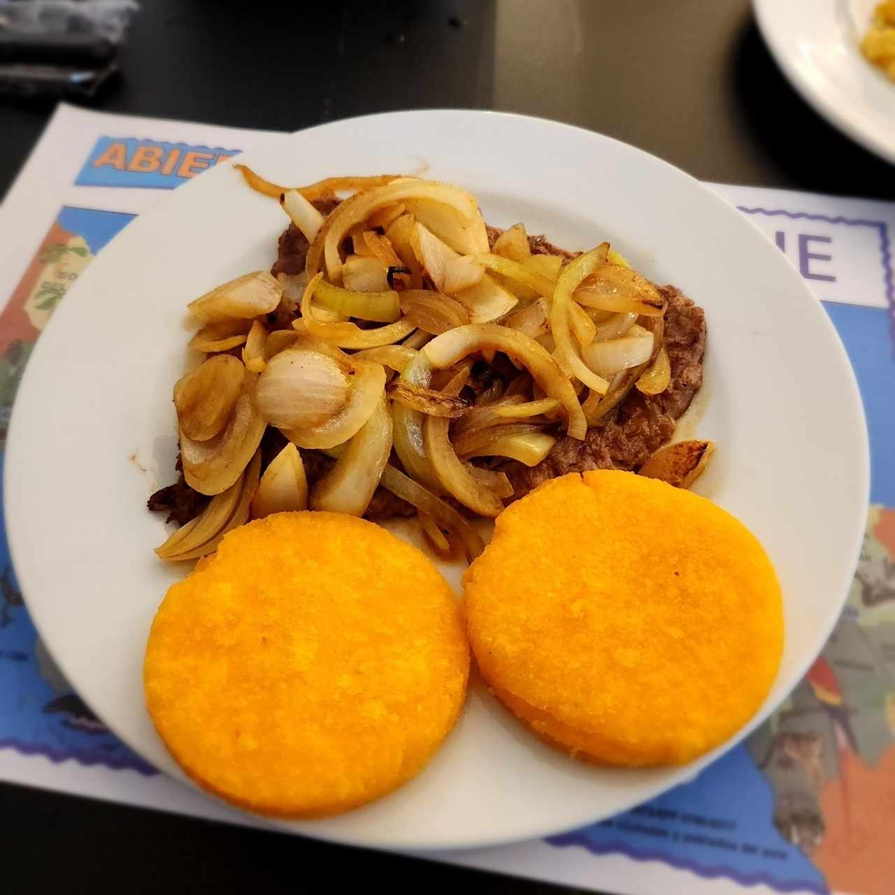 Bistec de Carne Encebollado