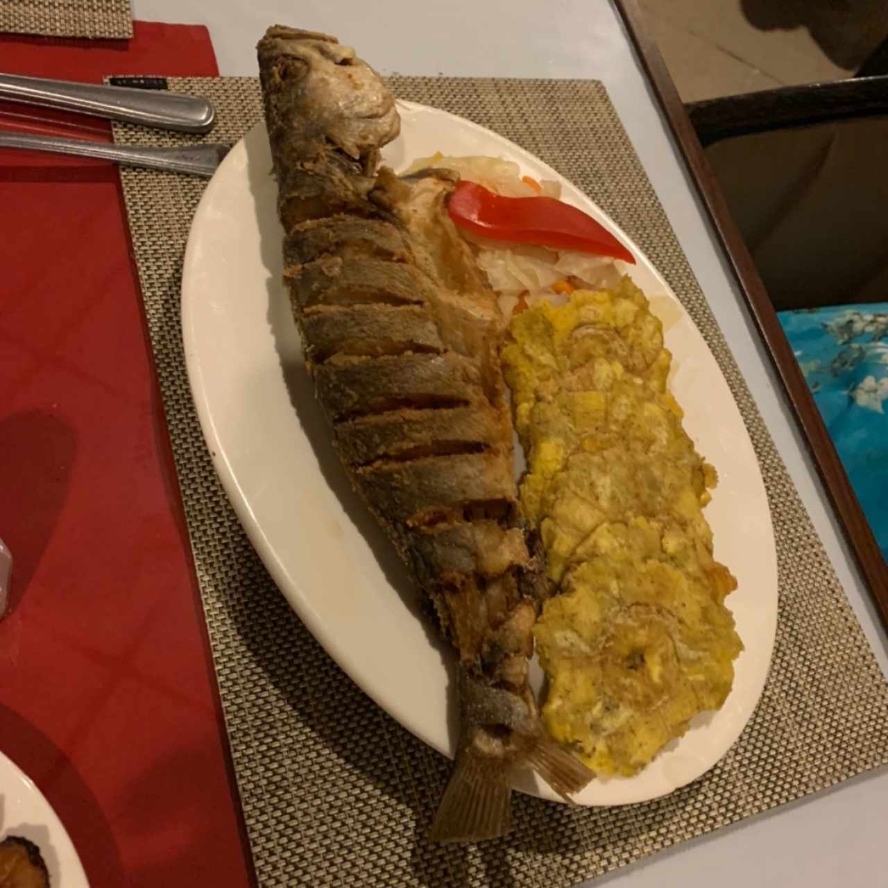 Corvina entera frita con patacones