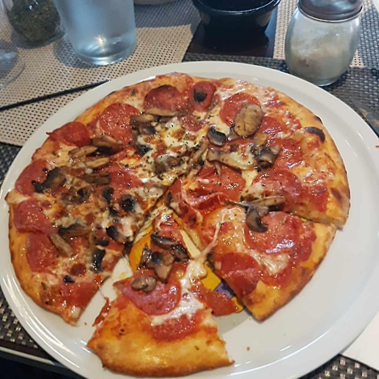 pizza de pero rinoceronte con hongos