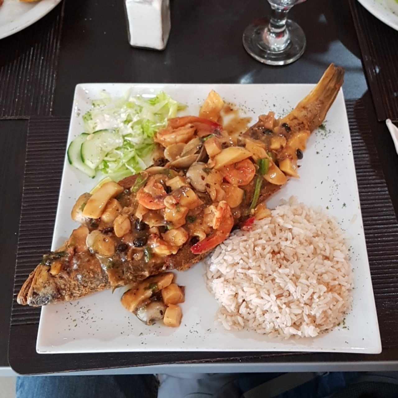 Corvina entera con Mariscos