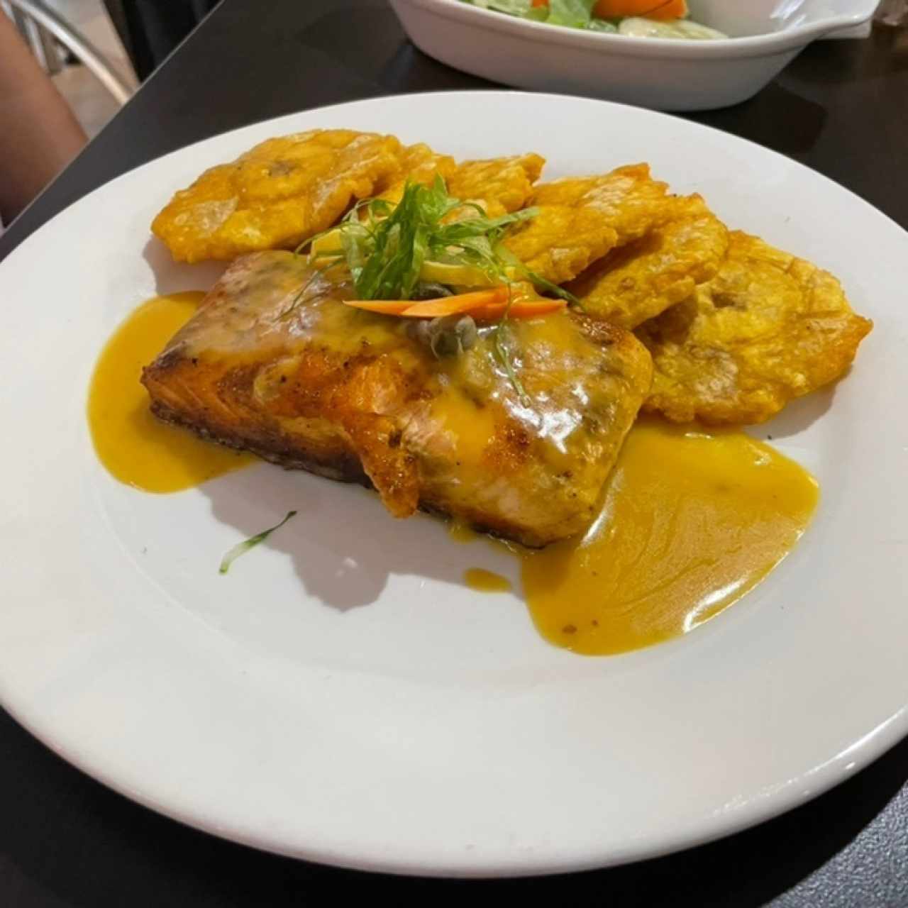 Salmon en salsa de Maracuya con Patacones