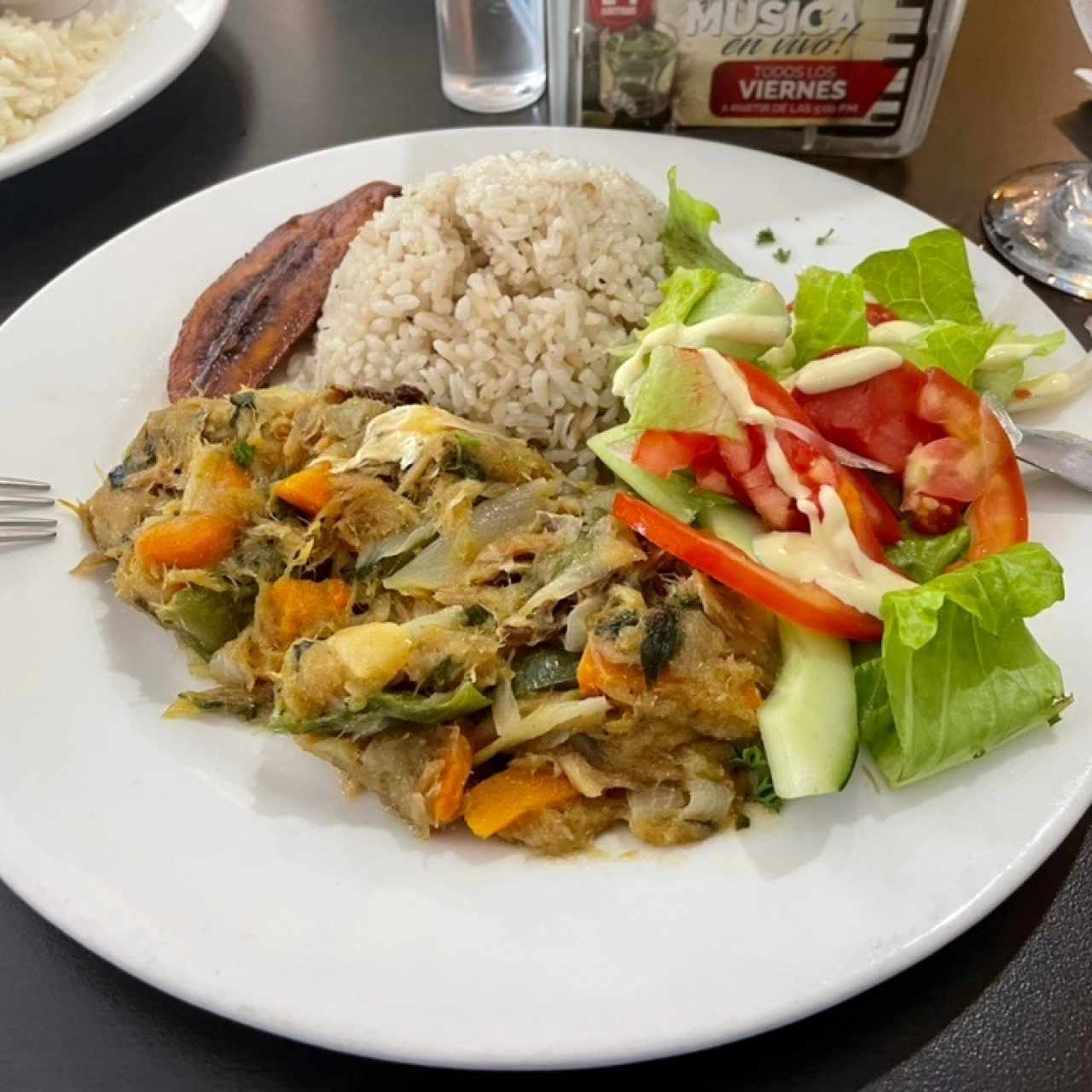 Bacalao Fish Trap con arroz con coco y ensalada 