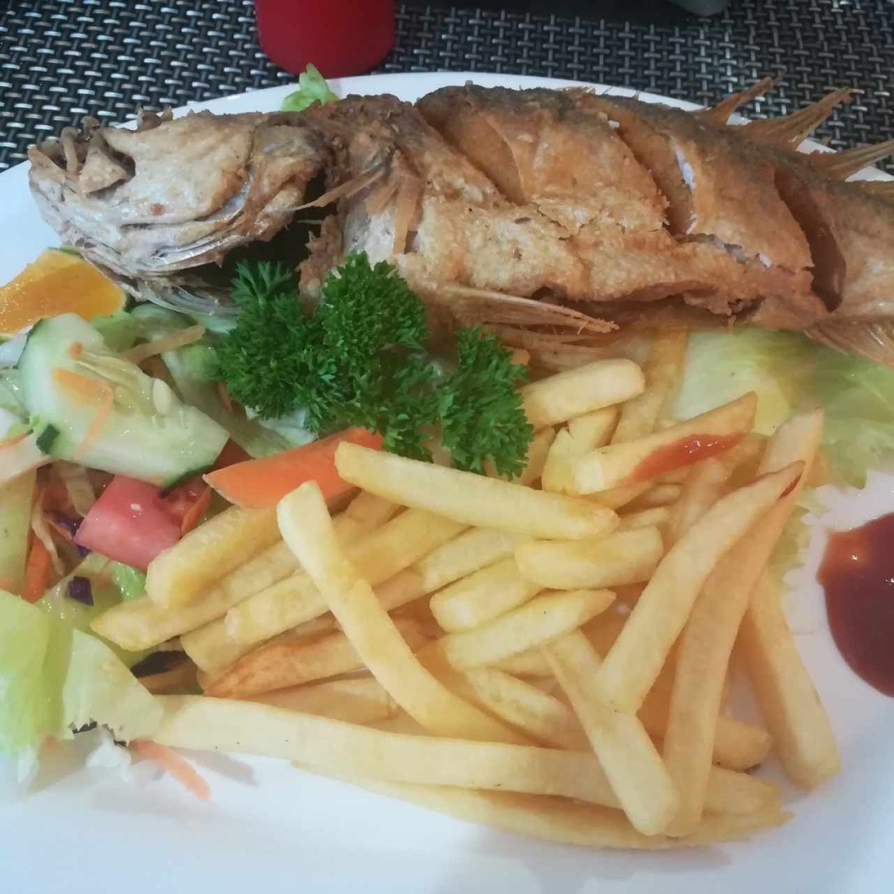 pescado frito con papas fritas