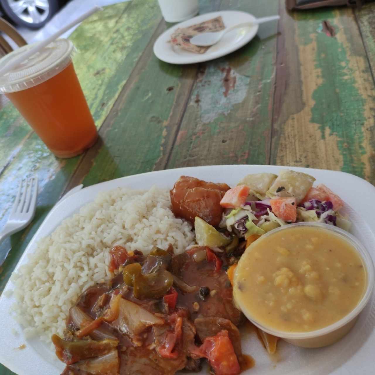 carne de res con arvejas y ensalada