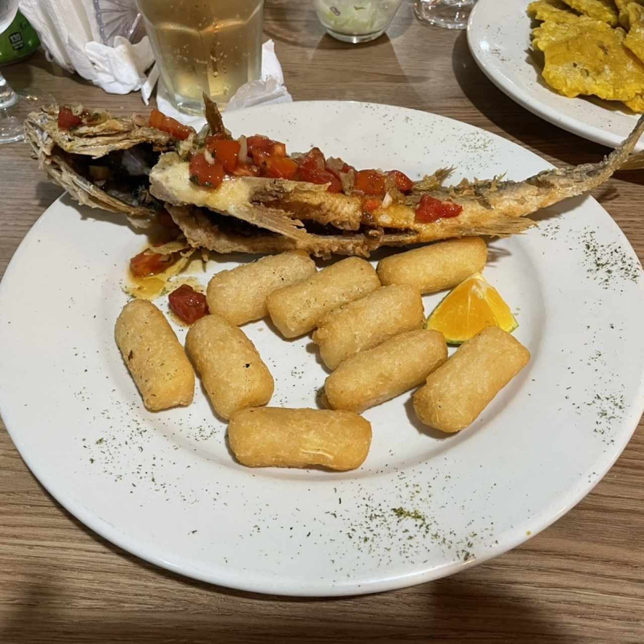 Corvina entera frita con yuquitas.