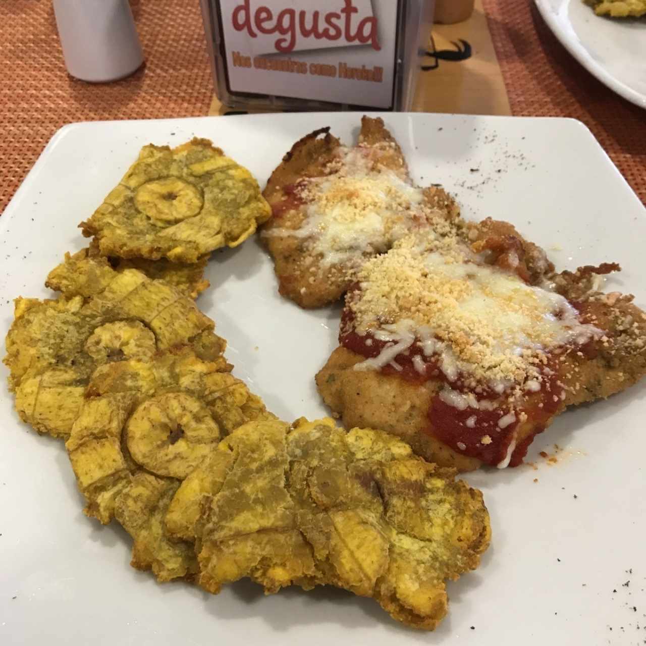 Parmesana de Pollo con Patacones. 