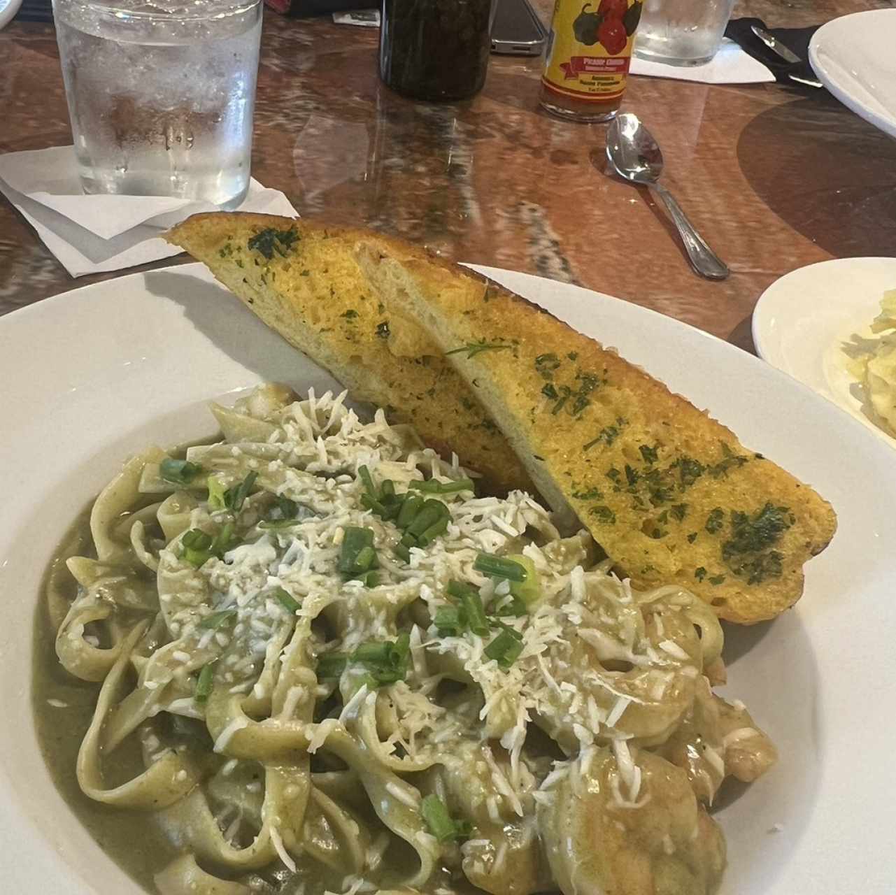 Tagliatele Al Pesto o Aglio óleo de Pollo o Camarones