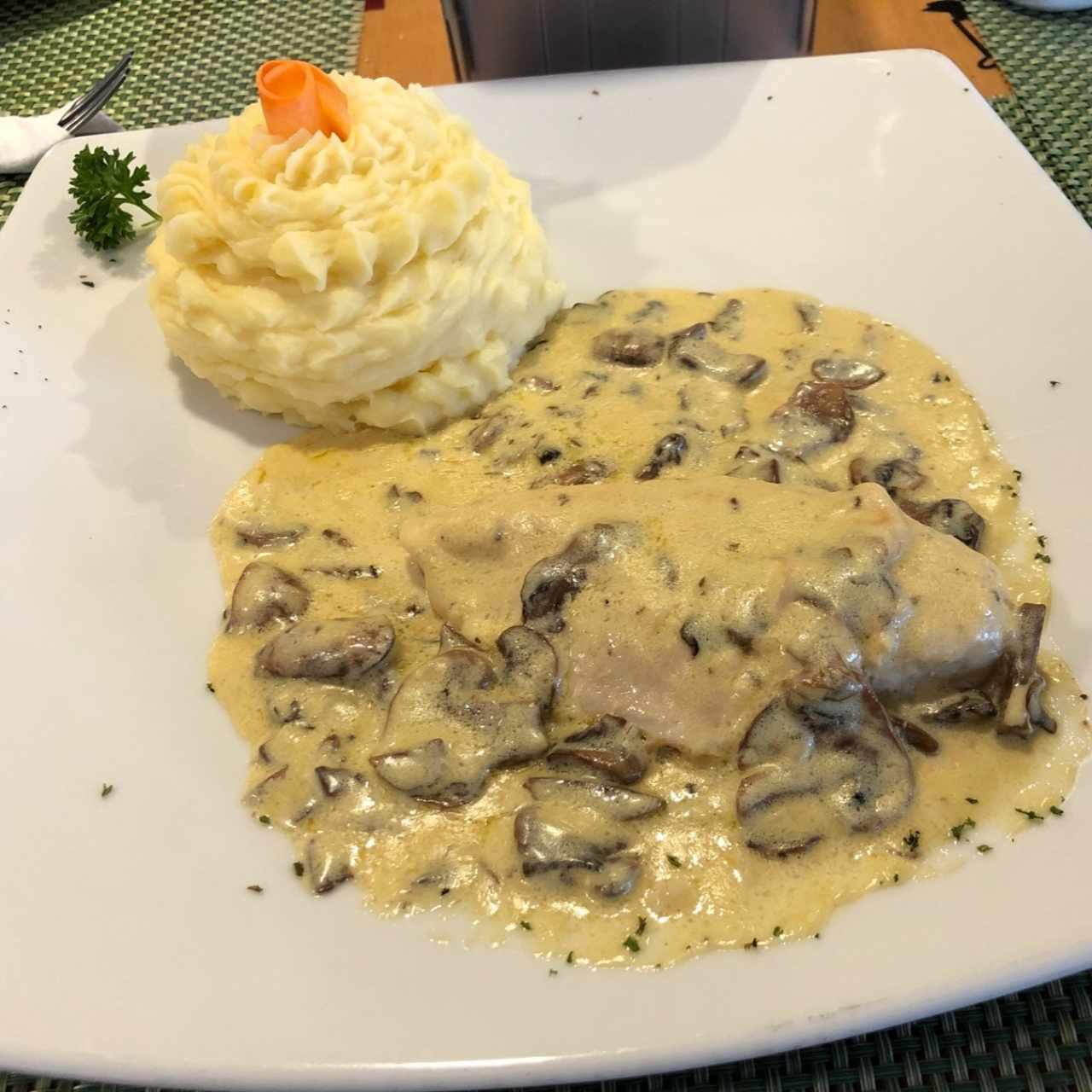 Pollo en Dalsa de Champiñones