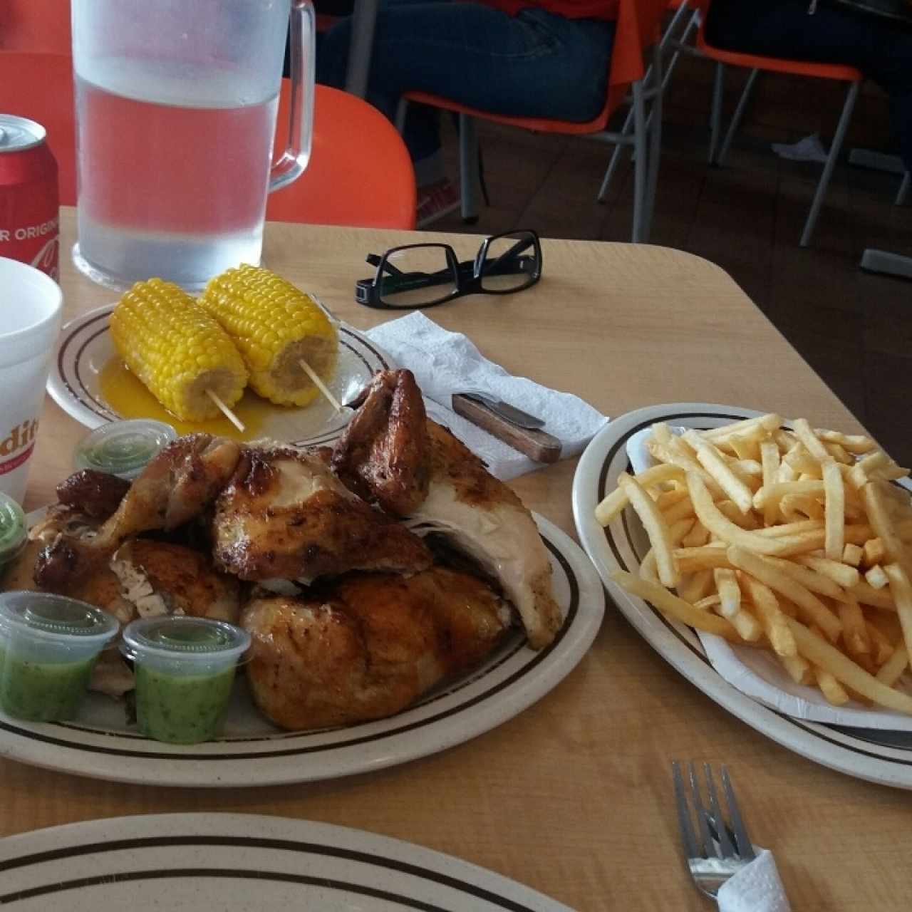 Pollo entero con dos acompañamientos