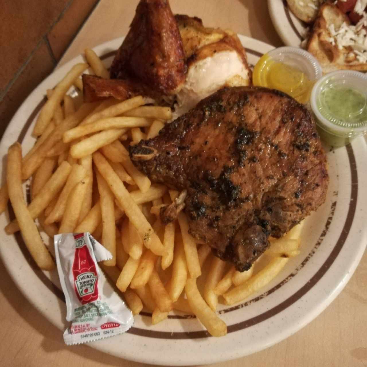 papas fritas con pollo asado