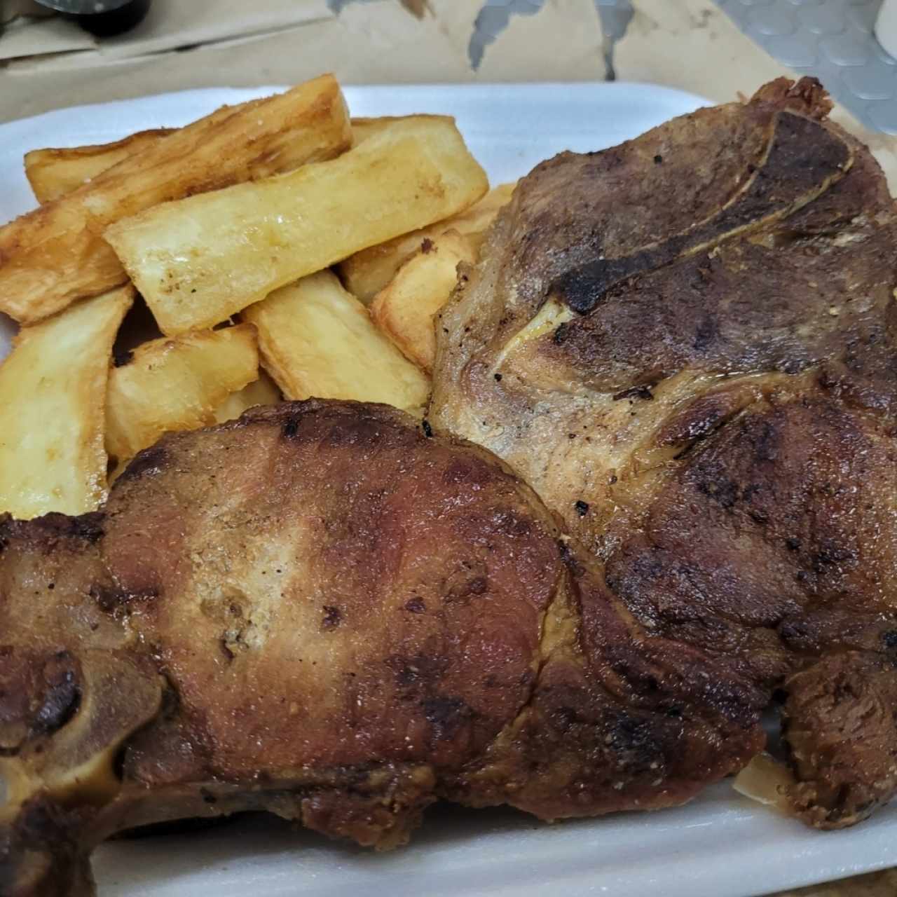 Combos Doraditos - Chuletas con yuca