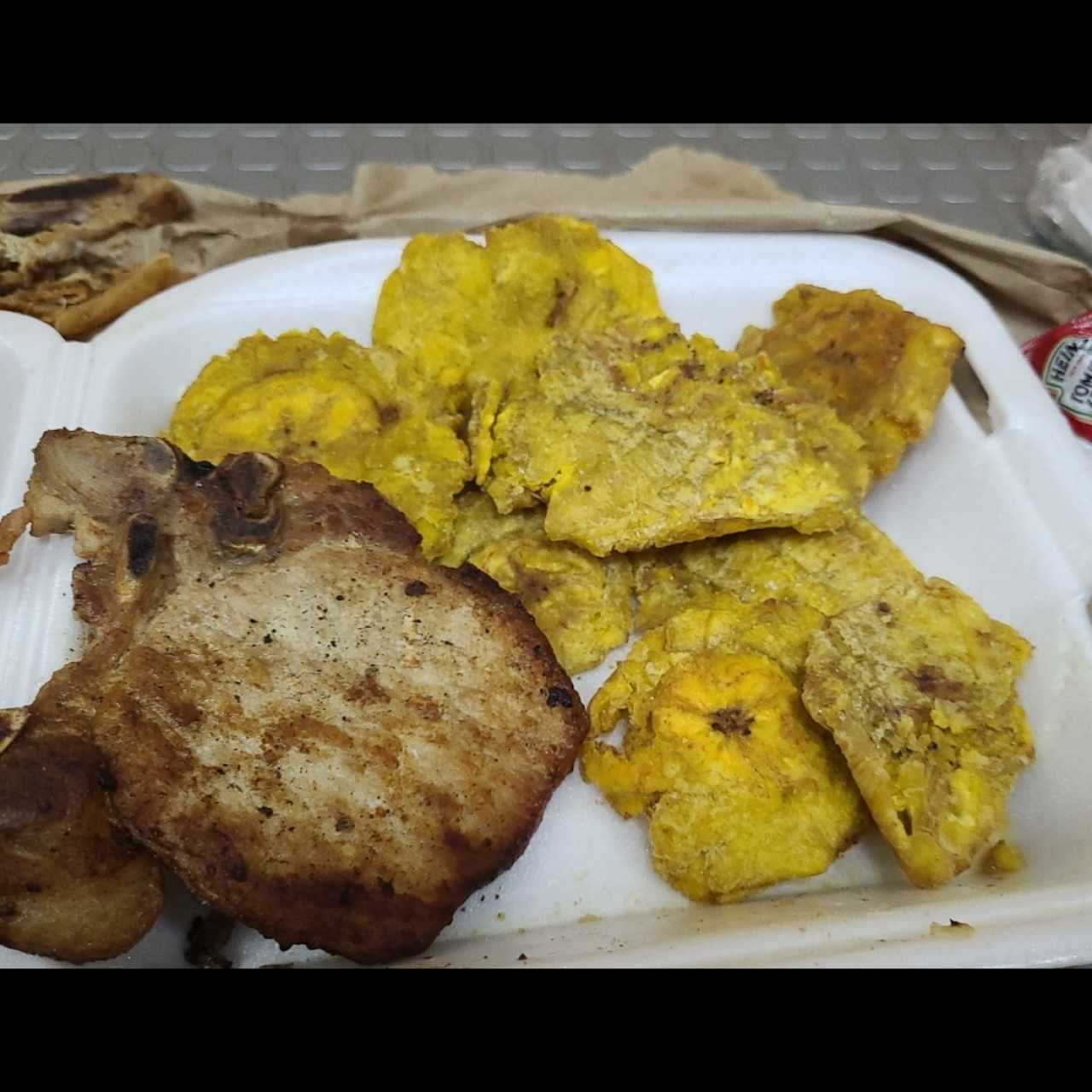 Chuleta a la Parrilla con patacones