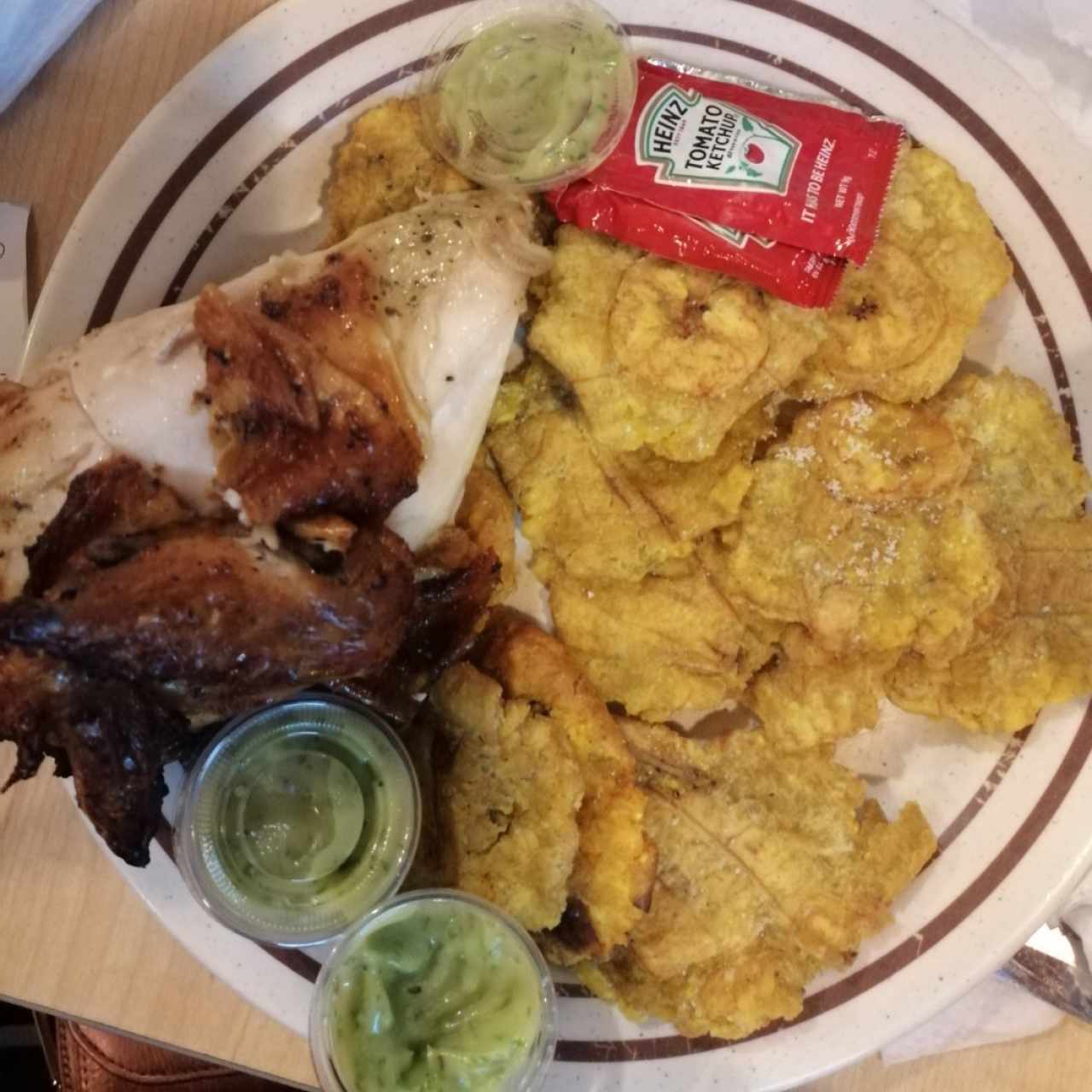 Pollo asado con patacones (extra chimichurri) 