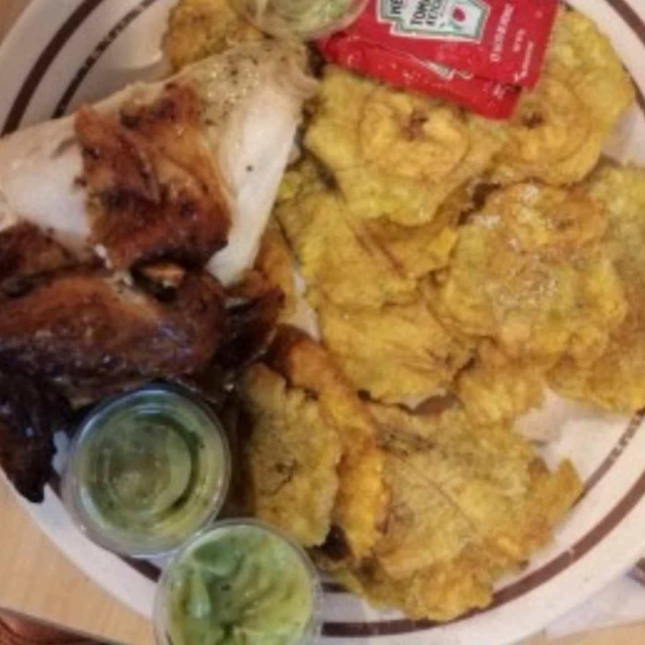 pollo asado con patacones