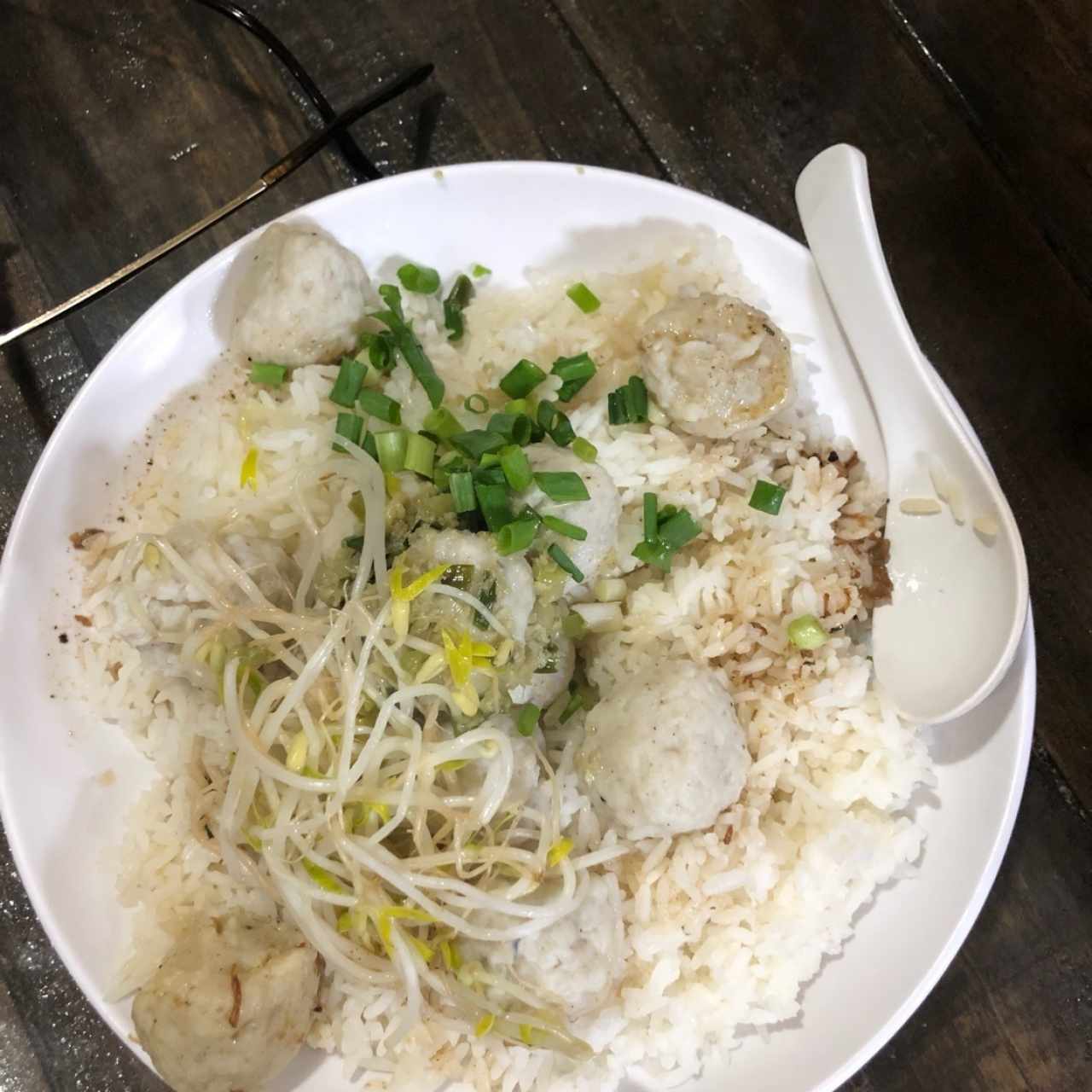 arroz con bolas de pescado