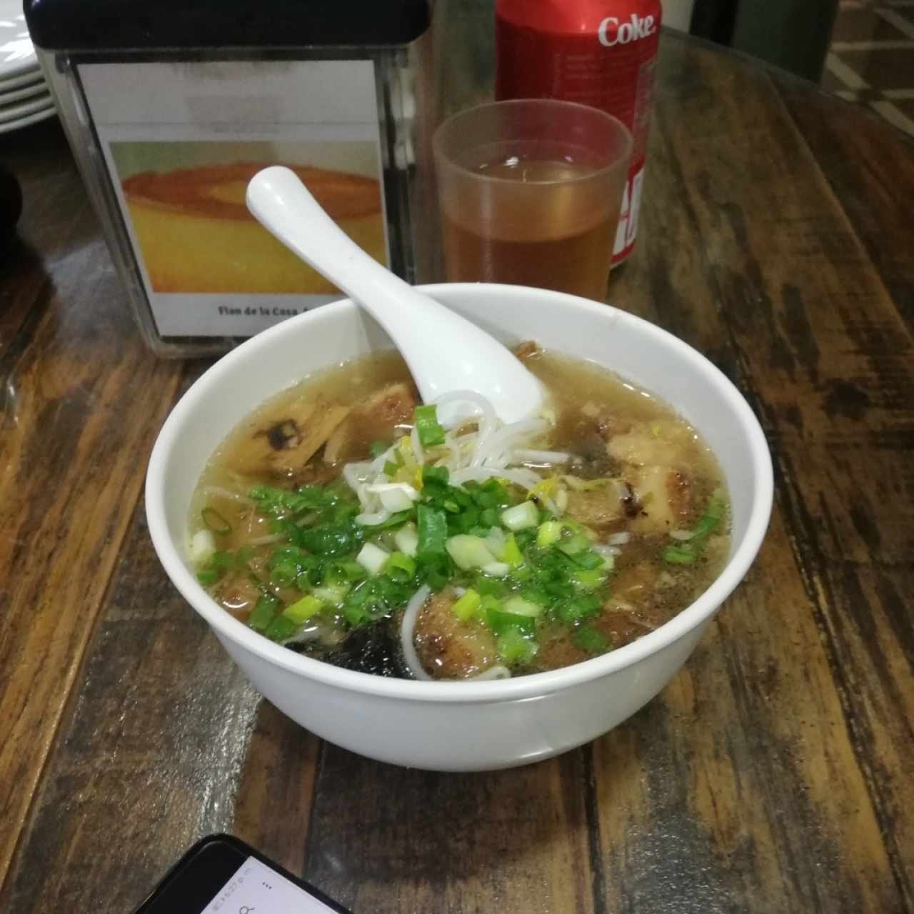 sopa de fideo con puerco al bambú 