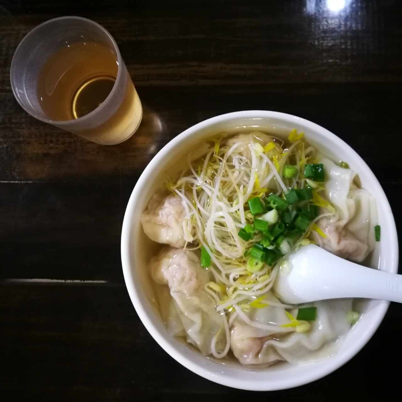 sopa de fideos de wanton con camarones 