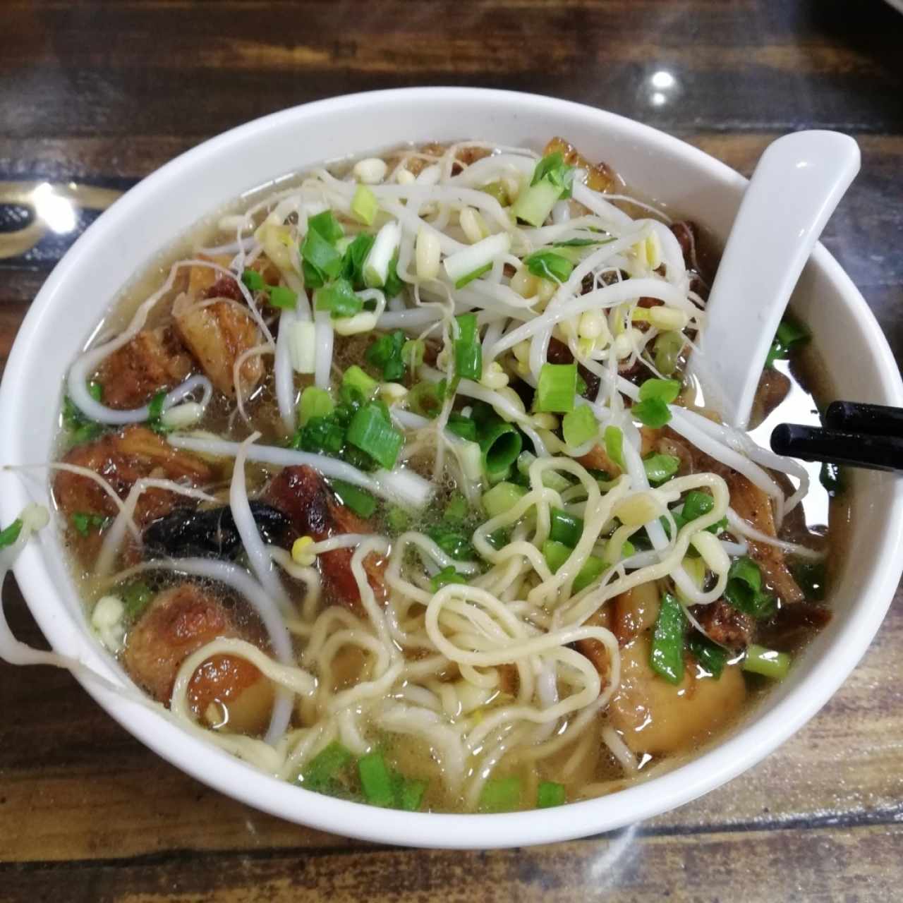 Sopa de puerco con bambu y fideos