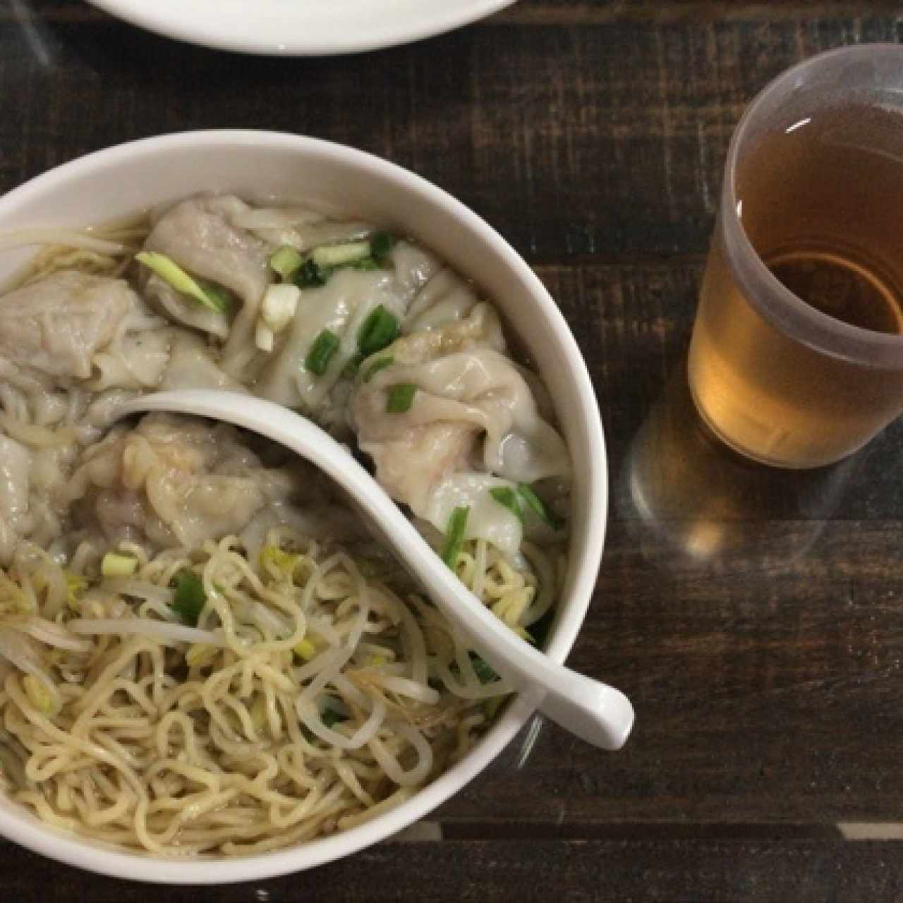 sopa de wanton de camarones con fideos 