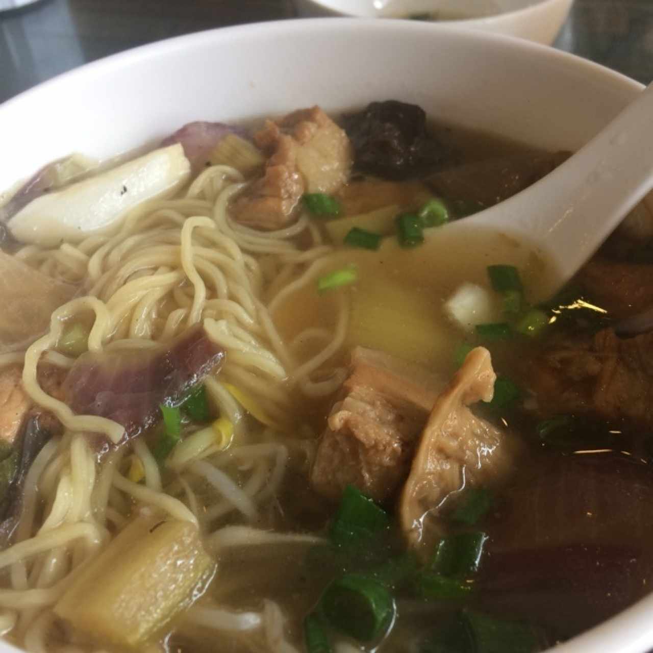 sopa de fideos / puerco con bamboo seco