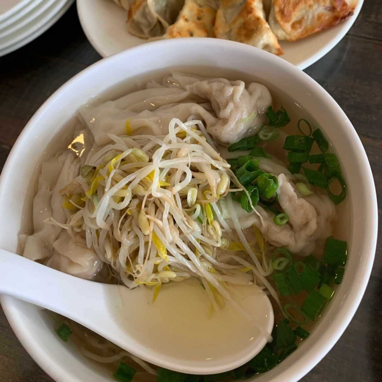 Sopa de fideos con Wantones rellenos de cerdo y camarón 