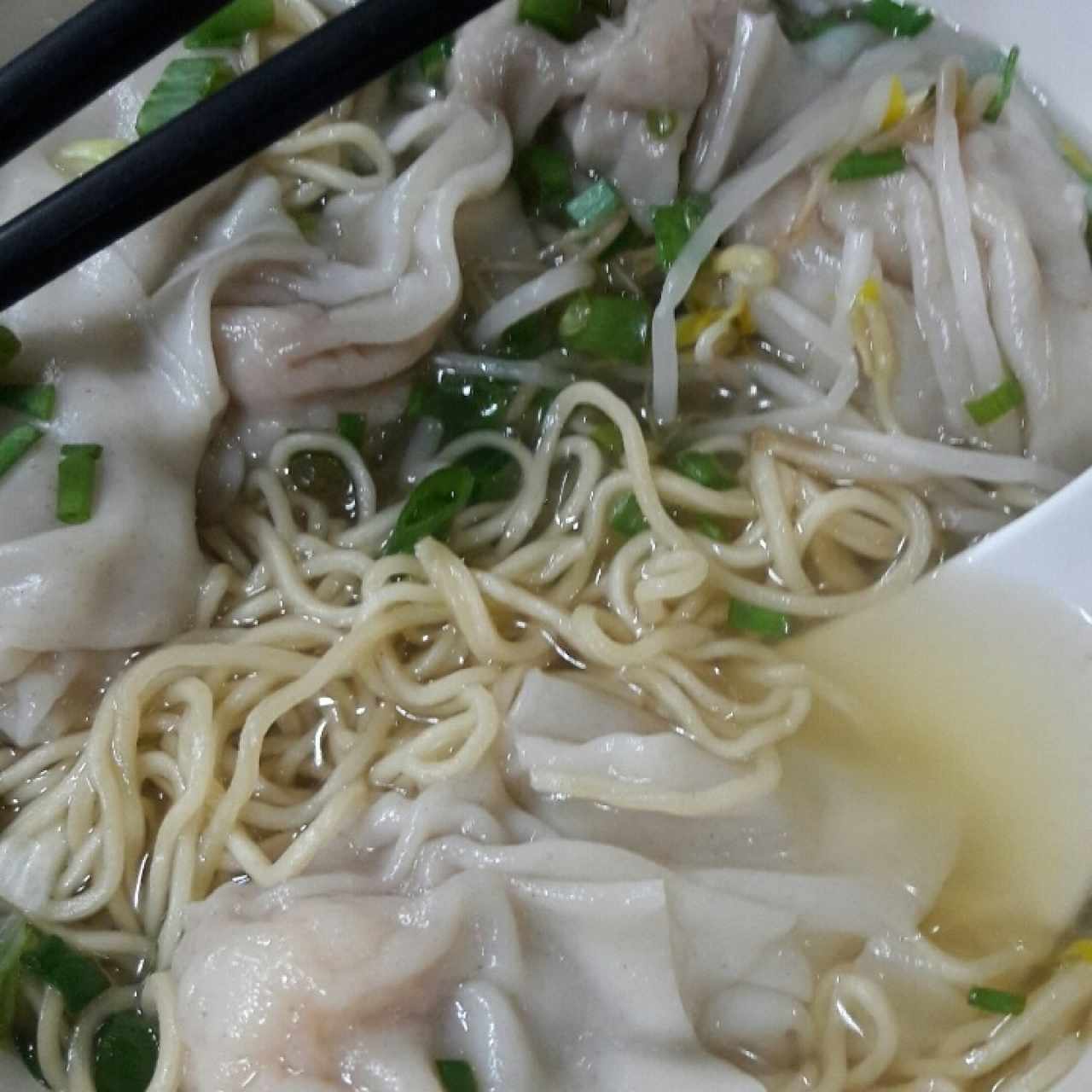 Sopa de wanton con camarones 