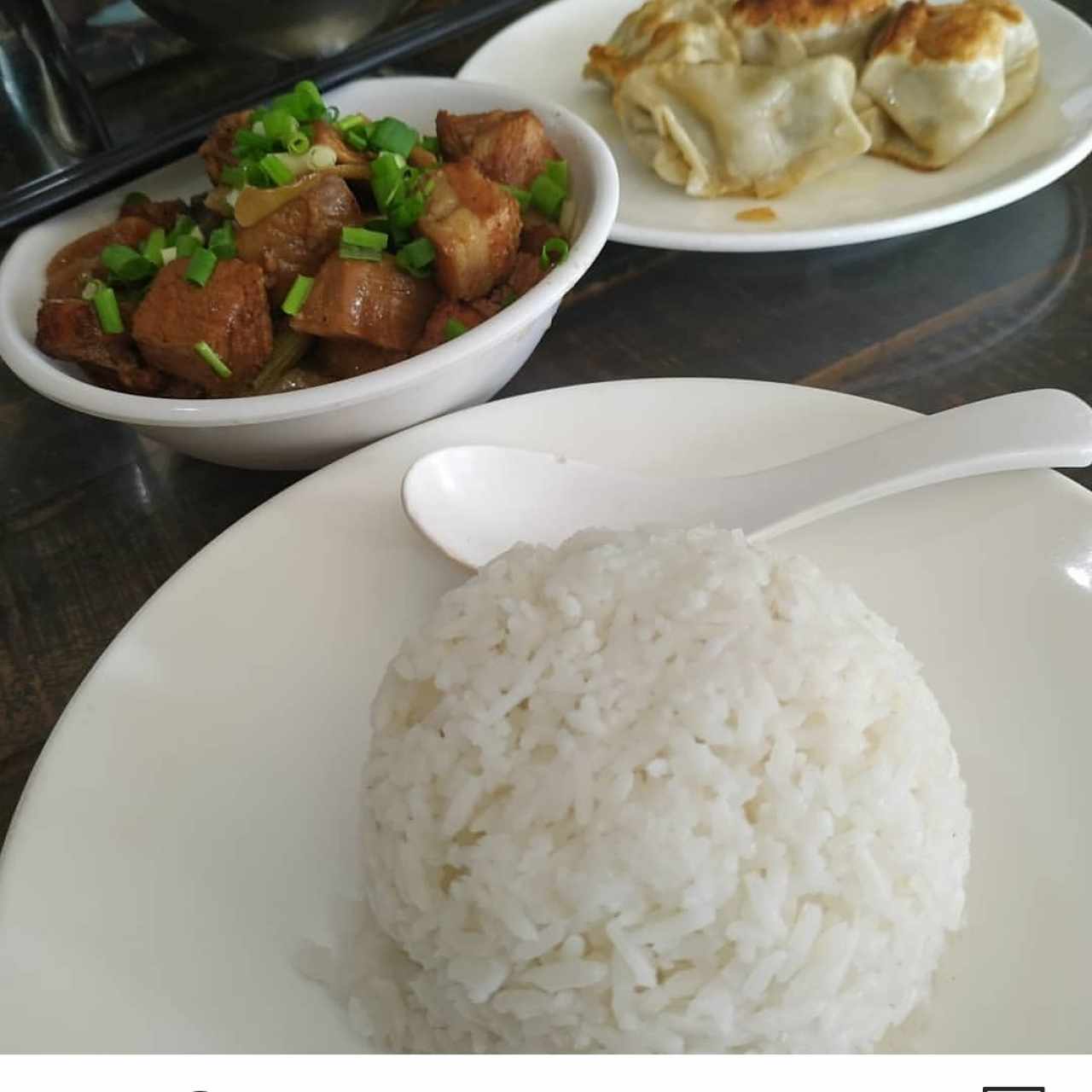 Arroz blanco, cerdo con bambú y wotip