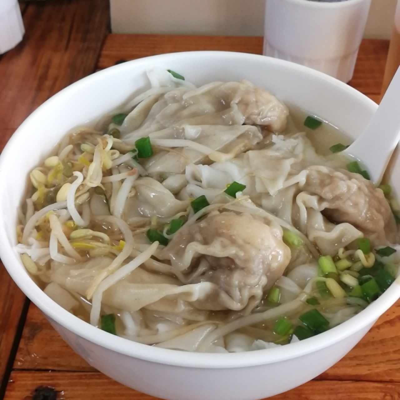 Sopa de Wantón con camarones y frijoles nacidos