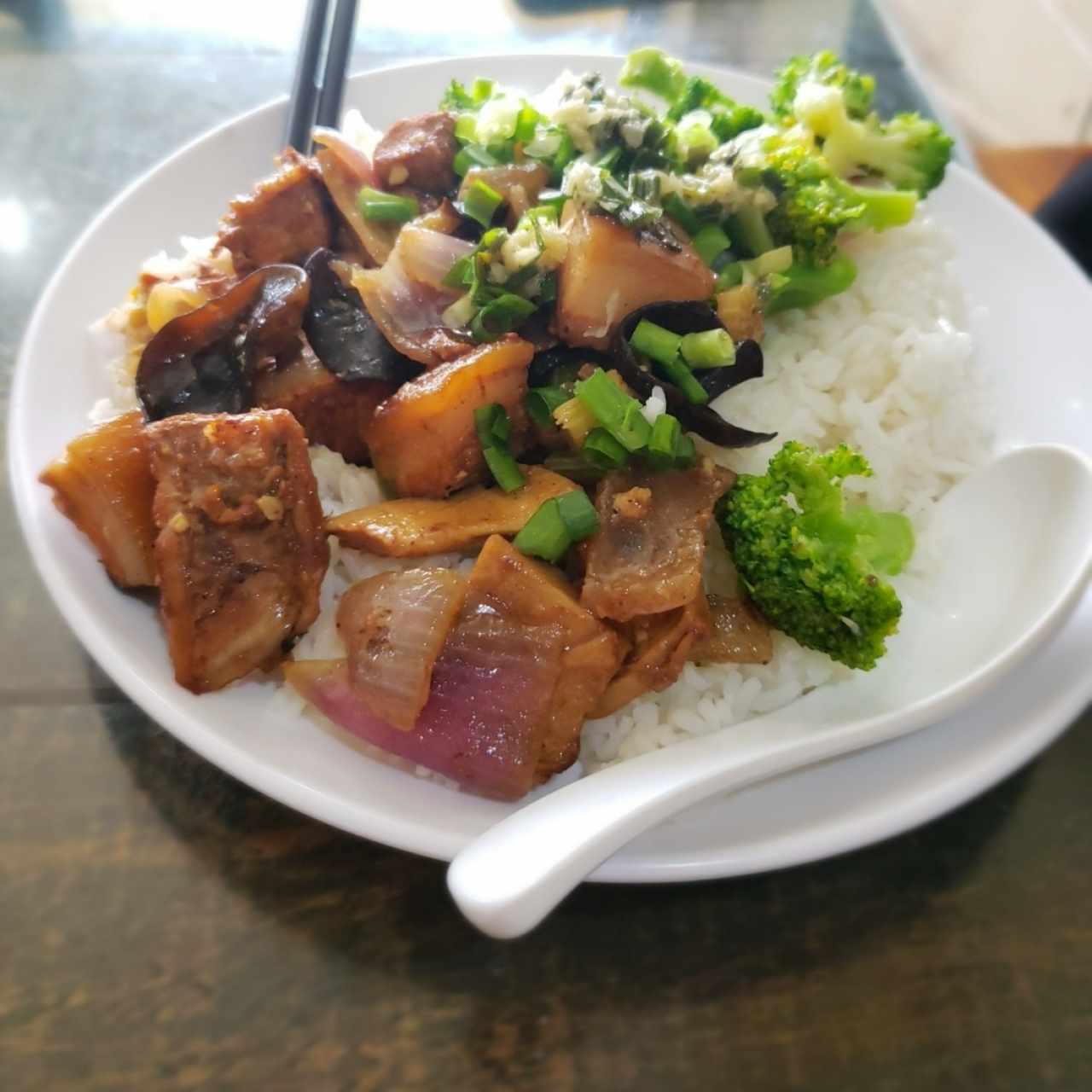 puerco con arroz blanco y brócoli