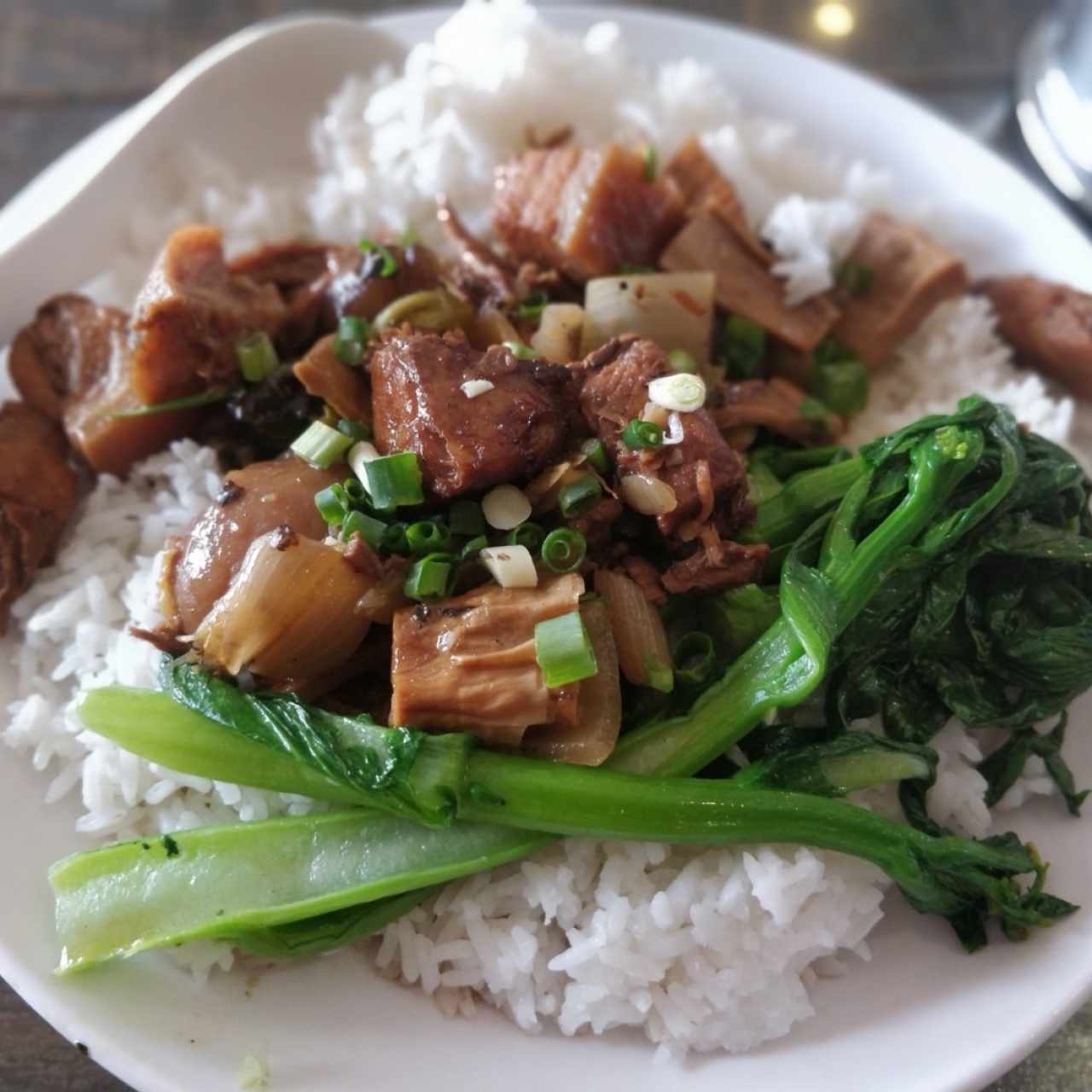 Arroz de jasmin con vegetales, puerco y castañas 