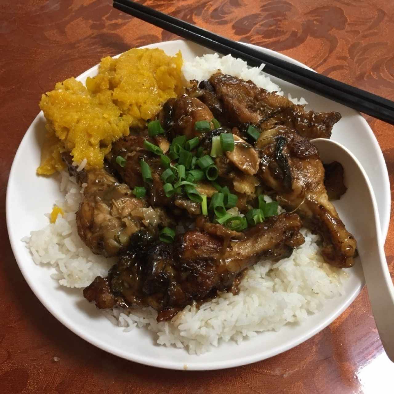 Alitas de Pollo en Salsa de Frijoles y arroz