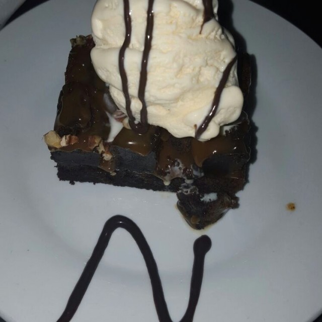 Bola de helado y Brownie