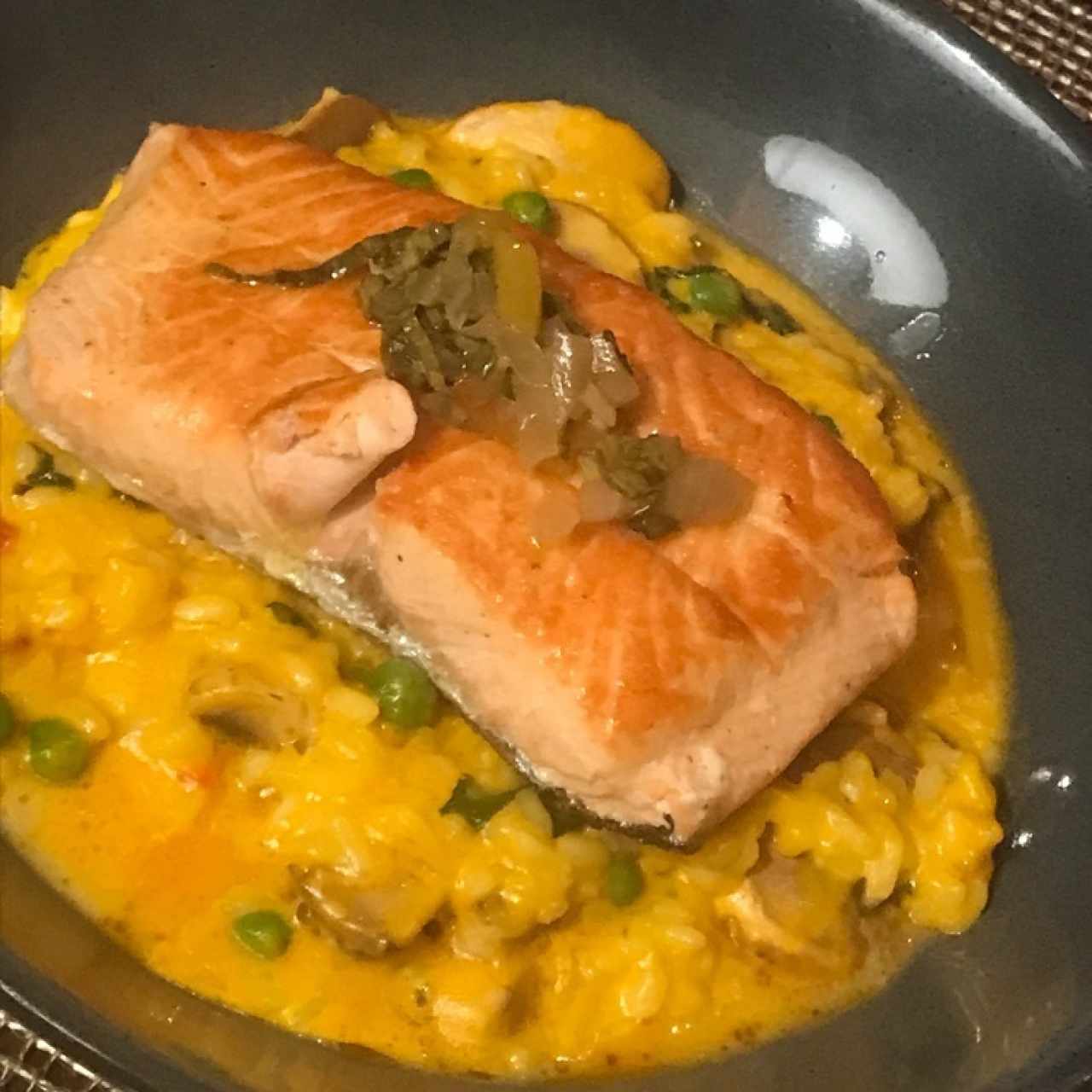 SALMÓN CON RISOTTO DI MONTI