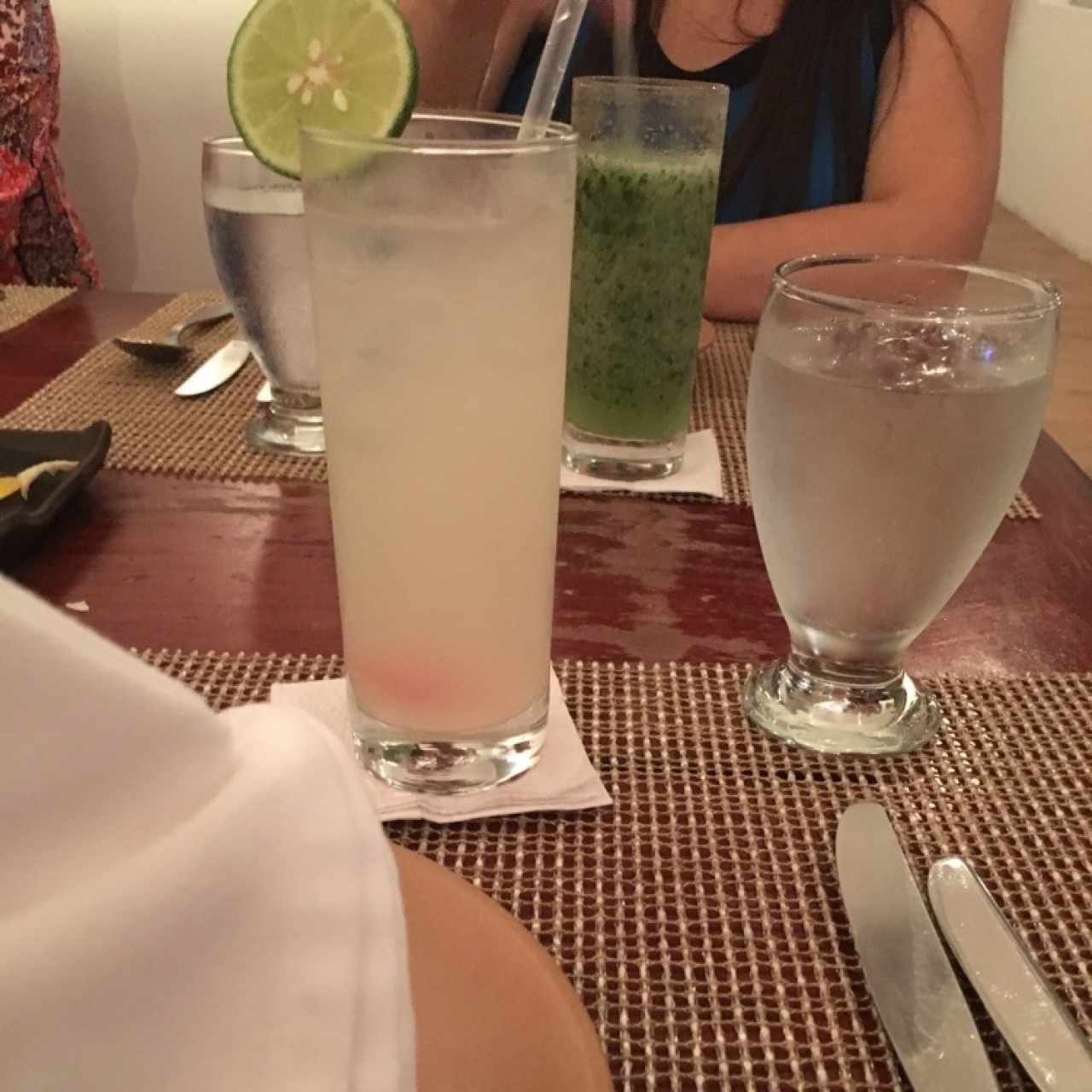 Limonada y limonada con yerba buena 