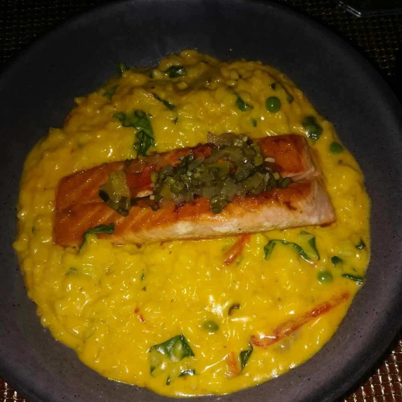 SALMÓN CON RISOTTO DI MONTI