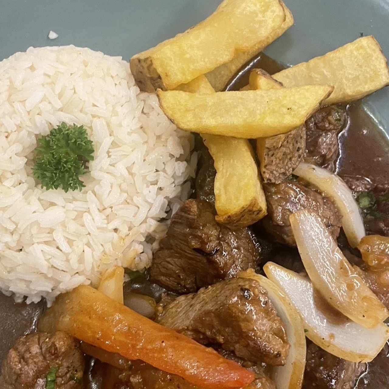 Platos Fuertes - Lomo Saltado