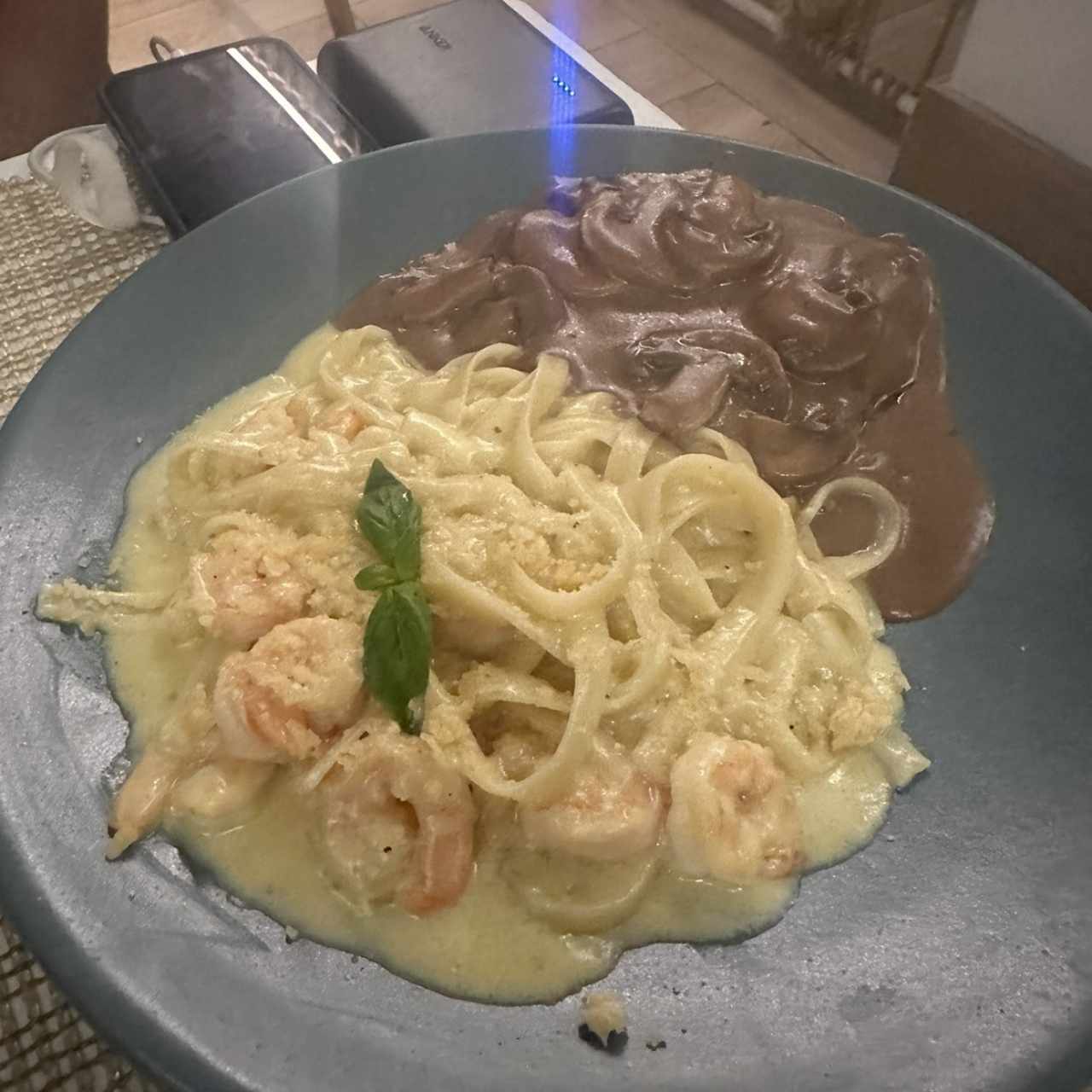 fetuccini de camarones y carne en salsa de hongos