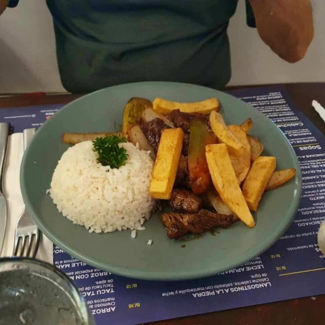 Platos Fuertes - Lomo Saltado