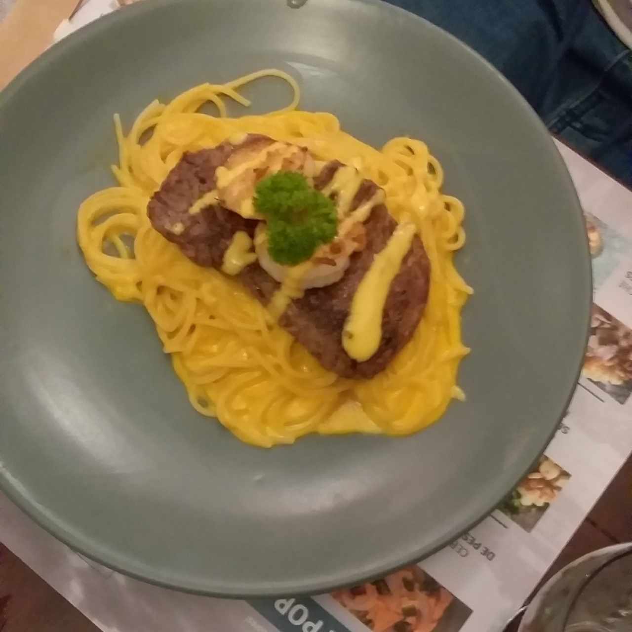 Spaguetti a la Huancaina con Lomo