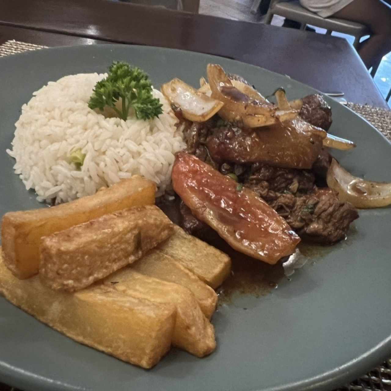 BIEN CRIOLLO - LOMO SALTADO