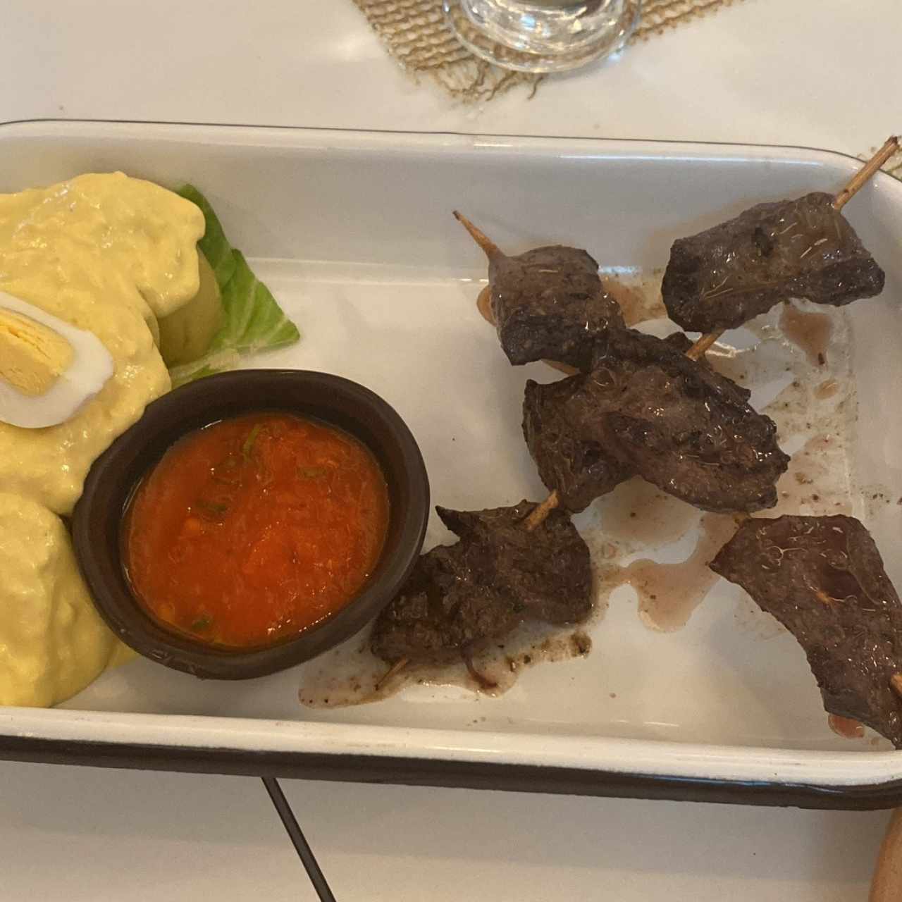 ANTICUCHOS CON PAPA A LA HUANCAÍNA