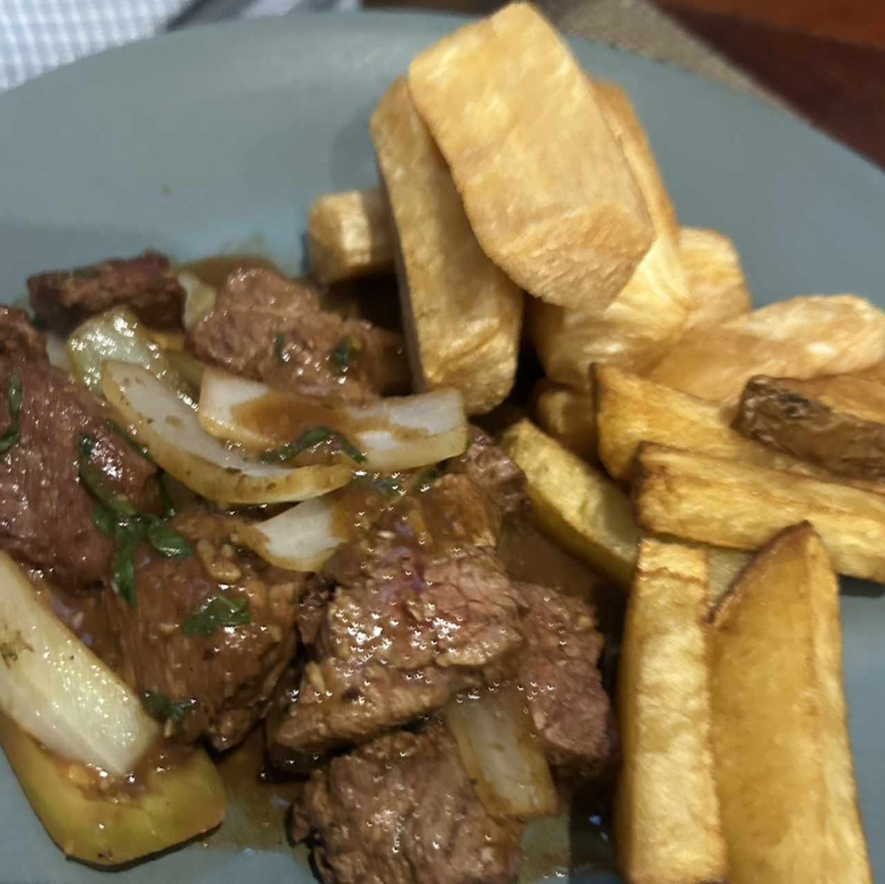 Platos Fuertes - Lomo Saltado