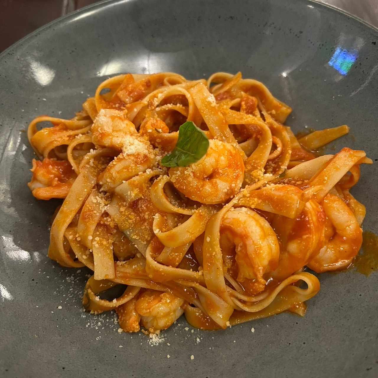 Fetuccini con camarón y salsa roja