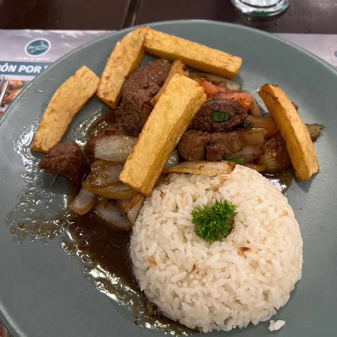 Platos Fuertes - Lomo Saltado