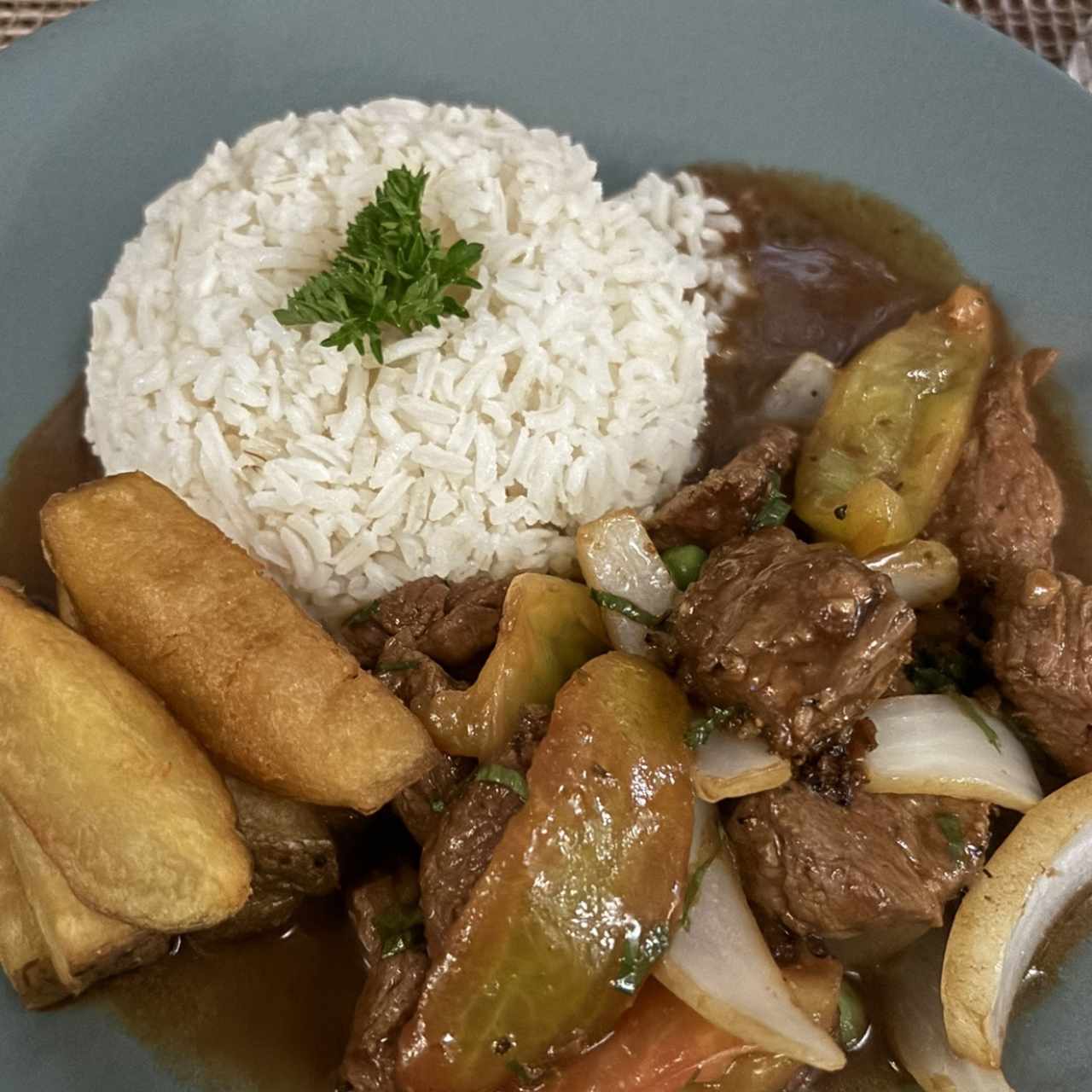 Platos Fuertes - Lomo Saltado